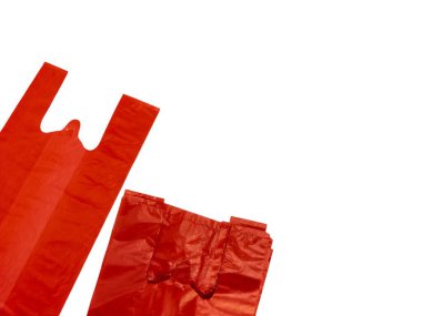 Sade beyaz bir arka planda iki kırmızı plastik alışveriş torbası yakın çekim. Çantalar belli bir açıyla yerleştirilmiş, şekillerini, dokularını ve tasarımı gösteriyor. Resim parlak bir şekilde ışıklandırılmış, poşetlerin rengini vurguluyor ve temiz bir..., 