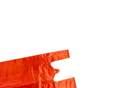 Kırmızı plastik bir alışveriş çantasının yer aldığı canlı bir stüdyo resmi. Poşet, düz beyaz bir arkaplana karşı köşegen olarak konumlandırılmış, desenini ve renginin yoğunluğunu vurguluyor. Görüntü temiz, modern ve çeşitli görsel tanıtımlar için uygun.