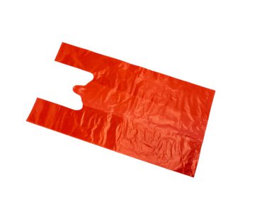 Canlı, parlak kırmızı plastik bir alışveriş torbası temiz beyaz bir arka planda izole edilir. Torba buruşmuş, kullanım ve dokusunu gösteriyor. Görüntü iyi aydınlatılmış ve çeşitli ticari ve tasarım için ideal olan plastik materyalin detaylarını yakalıyor