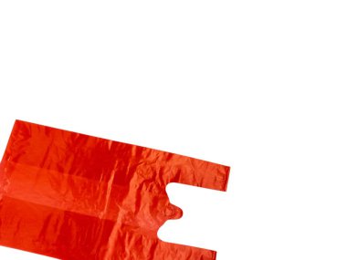 Canlı kırmızı bir plastik torba temiz beyaz bir arkaplanda izole edilir. Torba buruşuk ve desenli, ve görüntü çantanın şeklini ve maddenin yansıtıcı özelliklerini vurguluyor. Kompozisyon basit ve temiz, vario için uygun.