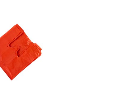 Temiz beyaz arka planda izole edilmiş parlak kırmızı plastik poşetlerin yakın plan çekimi. Poşetler düzgünce katlanmış, sapları ve plastiğin parlak dokusunu gösteriyor. Kompozisyon basit, çantalar bir kısmını kaplıyor.