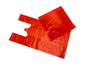 İki parlak kırmızı plastik alışveriş torbası sade beyaz arka planda izole edilir. Çantalar, bir torba açık ve diğeri katlanmış bir şekilde yukarıdan gösteriliyor. Poşetler buruşmuş ve biraz şeffaf görünüyor. 
