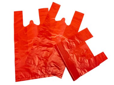 Birkaç parlak kırmızı plastik alışveriş torbası beyaz arka planda izole edilmiştir. Poşetler buruşmuş, kullanıldıklarını ya da kullanılmaya hazır olduklarını gösteriyor. Resim çantaların dokusunu ve rengini vurguluyor, beyaz arkaplan ise bir 