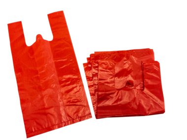 Bu görüntüde parlak kırmızı plastik poşetlerden oluşan bir koleksiyon beyaz bir zemin üzerinde yer alıyor. Diğer çantaların bir kısmı katlıyken, bir çanta tamamen açık. Poşetler ince, parlak plastikten yapılmış. Aydınlatma parlak ve kompozisyon si