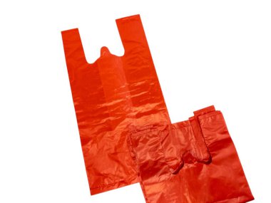 Bu resimde iki canlı kırmızı alışveriş torbası var, biri açık ve diğeri katlanmış, temiz beyaz arka planda. Çantalar genellikle alışveriş için perakende satışta kullanılır. Işıklandırma plastiğin dokusunu ve rengini vurgular