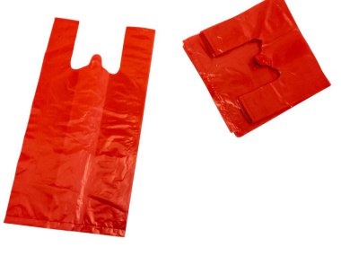 Beyaz arka planda iki adet parlak kırmızı plastik alışveriş torbası var. Bir torba tamamen açık, sapını gösteriyor, diğeri ise katlanmış. Poşetler pırıl pırıl pırıl parlıyor. Görüntü iyi aydınlatılmış, titreşimi vurguluyor.