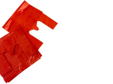 İki kırmızı plastik alışveriş torbası düz beyaz arka planda çapraz olarak düzenlenir. Çantalarda tipik kol kesikleri var ve ışıklandırma onların parlak dokusunu vurguluyor. Kompozisyon, çeşitli de için uygun hale getirmek için yeterli kopya alanı sağlar