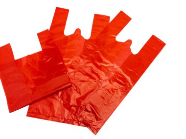 Beyaz arka planda birkaç kırmızı plastik alışveriş torbası var. Poşetler buruşmuş ve yarı saydam, tipik dokularını ve malzemelerini gösteriyor. Çantalar ince gölgeler oluştururken, görüntü parlak bir şekilde aydınlatılıyor. Komşu.