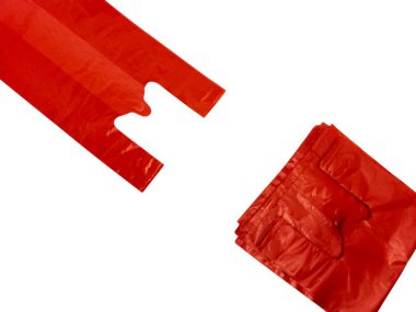 Yakın plan çekimde parlak kırmızı plastik alışveriş torbaları yer alıyor, biri açık ve diğerleri düzgünce katlanmış. Çantalar temiz beyaz bir arkaplanda izole edilmiş. Çantaların sapları açıkça görülüyor, tasarımlarını vurguluyor. Bu resim mükemmel. 