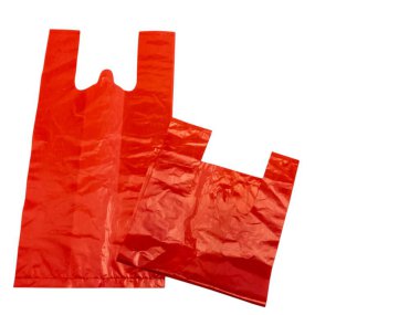 Bu resim beyaz arka planda parlak kırmızı plastik alışveriş torbaları koleksiyonunu içerir. Çantalar farklı boyutlarda ve boş gibi görünüyor. Görüntü gölgesi olmayan parlak bir şekilde ışıklandırılmıştır ve çantalar öncelikli odak noktasıdır. Kompozisyon basit.