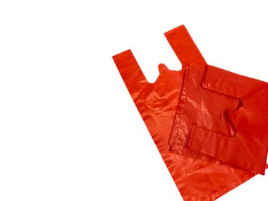 Temiz beyaz arka planda parlak kırmızı plastik poşetlerin yakın plan çekimi. Çantalar üst üste bindirilip kulpları görünür hale getiriliyor. Görüntü, plastik maddenin dokusunu ve parıltısını vurguluyor. c için ideal