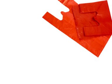 Kırmızı plastik alışveriş torbalarının bir koleksiyonu beyaz arka planda çapraz olarak düzenlenir. Çantalarda tipik bir tişört sapı tasarımı var. Kompozisyon basit, plastik materyalin dokusu ve rengine odaklı. Görüntü temiz.