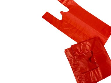 İki kırmızı plastik alışveriş torbası beyaz bir arkaplanda izole edilir ve metin veya tasarım için yer sunulur. Poşetler biraz buruşmuş, kullanıldığını gösteriyor. Görüntü iyi aydınlatılmış, plastiğin dokusunu ve rengini vurguluyor. Bu bir...