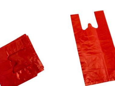İki kırmızı plastik poşet temiz beyaz arka planda izole edilir. Bir çanta açık, diğeri de katlı. Poşetler ince, parlak plastikten yapılmış, basit ve günlük bir şeyi gösteriyor. Perakende kavramları ve alışveriş için mükemmel.