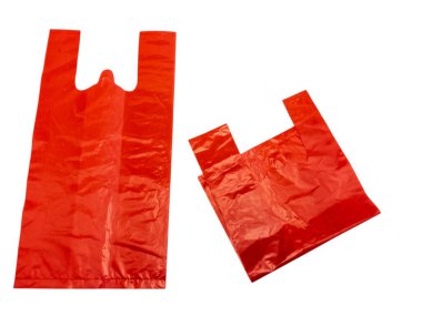 İki canlı kırmızı plastik alışveriş torbası temiz beyaz bir arkaplanda sunuluyor. Poşetler, kendilerine özgü saplı tasarımlarıyla buruşmuş, kullanılmış doğalarını gösteriyor. Görüntü iyi aydınlatılmış, çantaların rengini ve dokusunu gösteriyor, ve uygun.