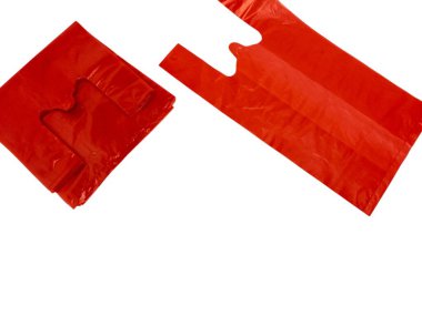 Göz seviyesinde bir stüdyo çekiminde iki adet kullanılmamış, parlak kırmızı plastik poşet beyaz bir arka fona dayanır. Bir çanta katlanır, diğeri açılır ve klasik saplı tasarım sergilenir. Çantaların parlak yüzeyi ve temiz arkaplan bir v oluşturur.