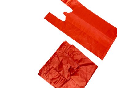 Tepeden tırnağa bakıldığında, iki kırmızı plastik alışveriş torbası beyaz bir zemine karşı sergileniyor. Bir poşet açık, saplarını gösteriyor, diğeri ise katlanmış, bir kontrastlık sunuyor. Çantaların parlak rengi ve minimalist ayarı temiz bir ortam sağlıyor.