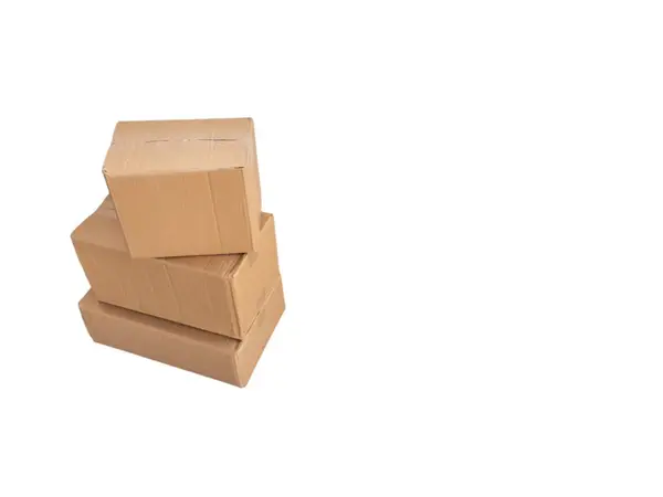 Üç kahverengi karton kutu yığını, üst üste dizilmiş, temiz beyaz arka planda izole edilmiş. Kutular yeni ve kullanılmamış görünüyor, bu da nakliyeye, teslimata veya ambalaja odaklandığını gösteriyor. Kompozisyon basittir, b 'yi vurgulamak.