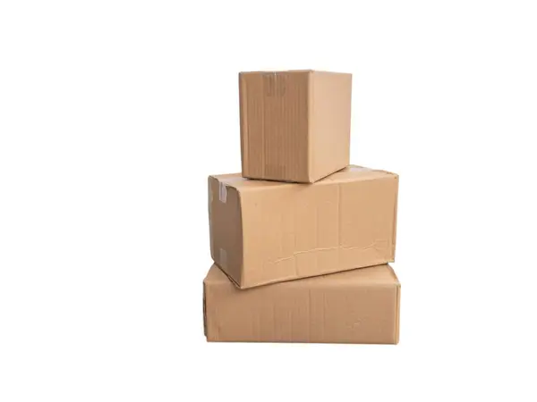 Beyaz arka plana karşı istiflenmiş üç karton kutu, nakliye, taşınma veya depolama kavramlarını resmetmek için mükemmel. Kutular kıvrımlı kartondan yapılmış, bant görünür. Kompozisyon basit ve temiz, kutuları th olarak vurguluyor