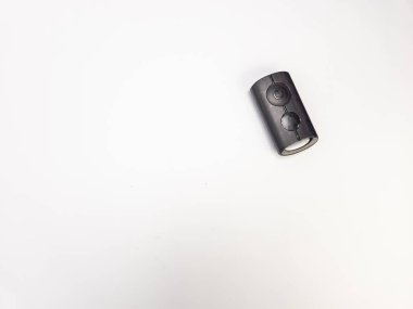 Bu stüdyo, el değmemiş beyaz bir arkaplan karşısında parlak, siyah bir nesne sergiliyor. Görüntü temiz ve minimalist, cismin şeklini ve şeklini vurguluyor. Tarafsız arkaplan, nesnenin öne çıkmasını sağlayacak kadar negatif alan sağlar. Th