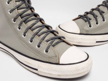 Temiz beyaz arka planda şık gri, yüksek topuklu spor ayakkabıları kapatın.