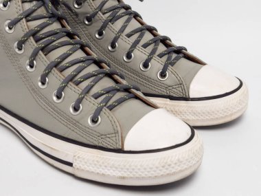 Temiz beyaz arka planda şık gri, yüksek topuklu spor ayakkabıları kapatın.