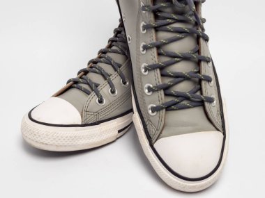 Temiz beyaz arka planda şık gri, yüksek topuklu spor ayakkabıları kapatın.