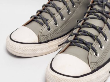 Temiz beyaz arka planda şık gri, yüksek topuklu spor ayakkabıları kapatın.