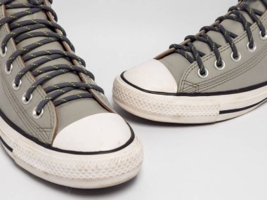 Temiz beyaz arka planda şık gri, yüksek topuklu spor ayakkabıları kapatın.