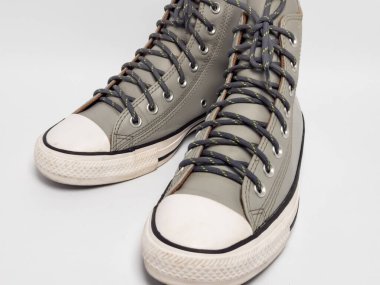 Temiz beyaz arka planda şık gri, yüksek topuklu spor ayakkabıları kapatın.