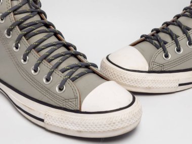 Temiz beyaz arka planda şık gri, yüksek topuklu spor ayakkabıları kapatın.