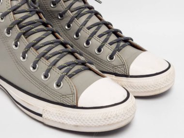 Temiz beyaz arka planda şık gri, yüksek topuklu spor ayakkabıları kapatın.