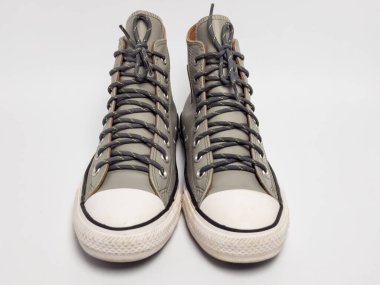 Temiz beyaz arka planda şık gri, yüksek topuklu spor ayakkabıları kapatın.