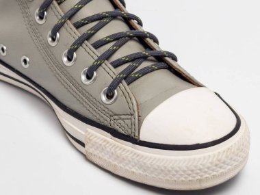 Temiz beyaz arka planda şık gri, yüksek topuklu spor ayakkabıları kapatın.