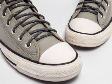 Temiz beyaz arka planda şık gri, yüksek topuklu spor ayakkabıları kapatın.