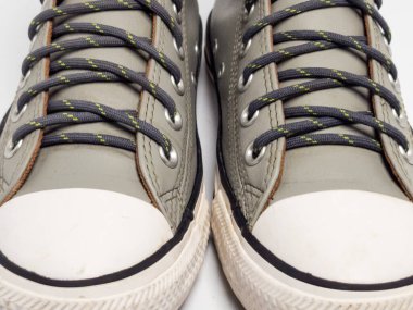 Temiz beyaz arka planda şık gri, yüksek topuklu spor ayakkabıları kapatın.