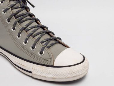 Temiz beyaz arka planda şık gri, yüksek topuklu spor ayakkabıları kapatın.