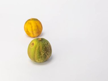 İki kurutulmuş limon, temiz beyaz bir arka planda izole edilir. Bir kireç çoğunlukla yeşil ve diğeri kahverengi işaretli sarı. Fotoğraf bir stüdyo ortamında çekiliyor, metin veya diğer tasarım elemanları için yeterli kopya alanı sunuluyor.