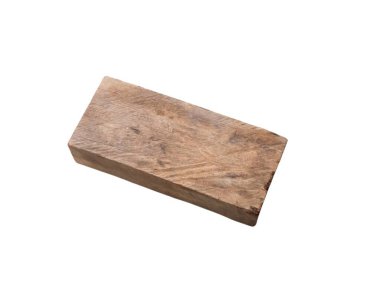 Yıpranmış dikdörtgen ahşap bir blok temiz beyaz bir zemin karşısında izole edilir. Ahşap doğal hububat desenlerini, düğümleri ve kusurlarını gösteriyor..