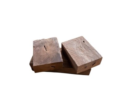 Bu görüntü, görsel olarak çekici bir düzende istiflenmiş üç tane kırsal ahşap bloğu gösteriyor. Blokların yıpranmış bir görünüşü var, görünür tahıllar ve kusurlarla. Kompozisyon basit, temiz ve beyaz bir arkaplana karşı izole..