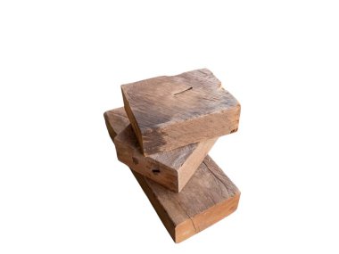 Üç yıpranmış tahta blok beyaz bir arkaplana karşı istiflenerek görsel olarak çekici bir kompozisyon oluşturuyor. Tahtada görülebilir tahıl, düğüm ve kusurlar var. Bu da doğal maddeler olduğunu gösteriyor. Yapı kavramlarını resmetmek için ideal.