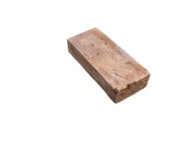 Yıpranmış dikdörtgen bir tahta blok temiz beyaz bir arkaplanda izole edilmiş. Tahta doğal hububat ve dokusunu sergiliyor, kırsal cazibesini ve yapım, tasarım veya zanaat projelerine uygunluğunu sergiliyor..