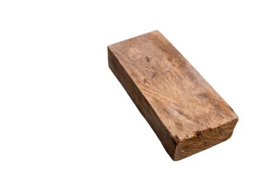 Yıpranmış ahşap bir blok temiz beyaz bir zemine karşı izole edilmiş. Odunun doğal tahıl ve dokusu görülebilir, kırsal cazibesini sergiliyor. Tasarım elementleri, arka planlar ya da yaratıcı projelere doğanın bir dokunuşu için ideal.