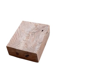 Yıpranmış ahşap bir bloğun doğal, desenli bir yüzeyi ile yakın plan çekimi. Blok, saf, organik görünümünü vurgulayarak ve karmaşık tahıl kalıplarını ve kusurlarını vurgulayarak temiz beyaz bir arkaplana karşı izole edilmiştir.. 