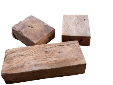 Üç yıpranmış tahta blok temiz beyaz bir arkaplanda izole edilmiş. Bloklarda doğal ahşap tanecikler, düğümler ve kusurlar var. Bu da kırsal ya da el yapımı estetik olduğunu gösteriyor.. 