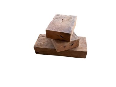 Üç yıpranmış tahta blok beyaz arka plana karşı istiflenmiş, görsel olarak zorlayıcı bir düzenleme yaratıyor. Tahtanın kaba dokusu, doğal tahılları ve kusurlarıyla, kırsal estetiğe ekleniyor..