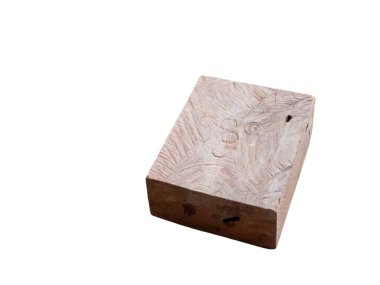 Temiz beyaz arka planda izole edilmiş yıpranmış ahşap bir bloğun yakın çekimi. Blok, doğal kusurlarla karışık ahşap desenler ve dokular sergiliyor..