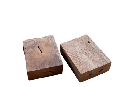 İki kaba yontulmuş tahta blok temiz beyaz arka plana karşıdır. Bloklarda doğal ahşap tanecikler, düğümler ve kusurlar sergileniyor..