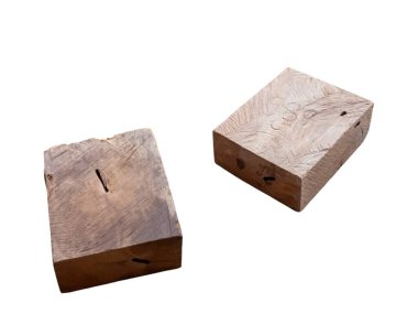 İki dikdörtgen tahta blok beyaz bir arka planda izole edilir. Bloklar doğal olarak görünür tahıllar, düğümler ve kusurlarla kaplıdır. Her blok farklı bir boyut ve şekildedir, bir tanesi daha tanımlı kenarı gösterir..