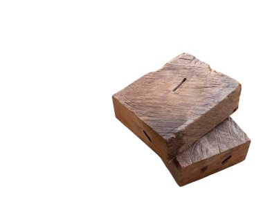 İki yıpranmış tahta blok istiflenmiş, doğal ahşap tahıl ve kırsal estetik sergileniyor. Üst blok dar bir yuva içeriyor, bu da madeni para bankası ya da dekoratif elementi işaret ediyor.